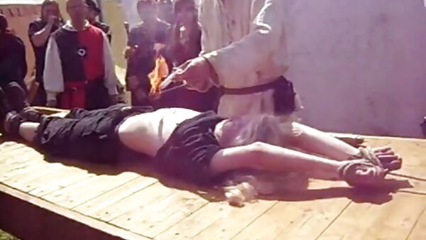 Der kostenlose deutsche amateur pornos alte Kerl verprügelt den saftigen Arsch einer süß aussehenden jungen Tussi